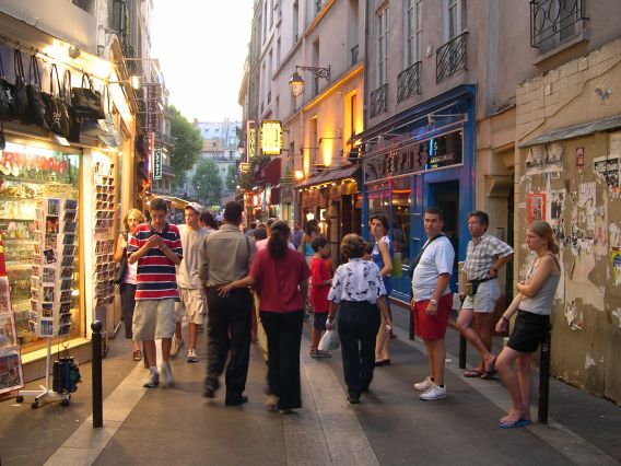  touristes dans une petite rue piétonne, quartier Saint-Michel